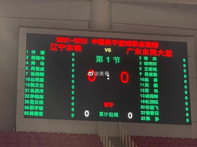 正如蝙蝠侠在预告中所说，“我就是阴影本身”，蝙蝠战衣、面具和蝙蝠车均为黑色，呼应了他破碎的性格